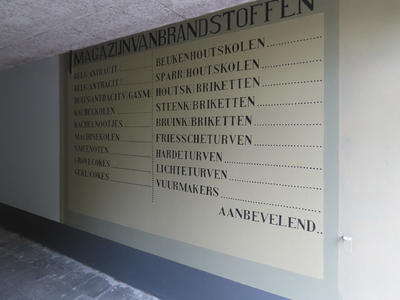 901851 Afbeelding van een paneel van de teruggeplaatste muurreclame 'Magazijn van Brandstoffen' in de onderdoorgang in ...